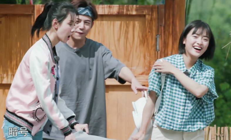 沈月穿衣品味被何炅彭昱畅diss,网友:确实有点