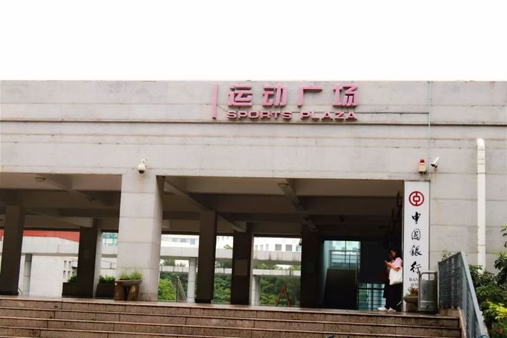 又到了深圳大学毕业季,深大学生们都纷纷拍照留念