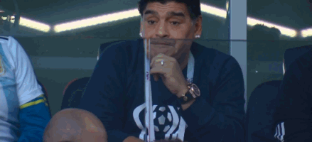 gif-马拉多纳看台助阵阿根廷 比分僵持略显着急