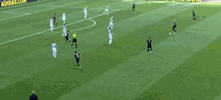 gif-梅西禁区接球再造险情 被对手破坏