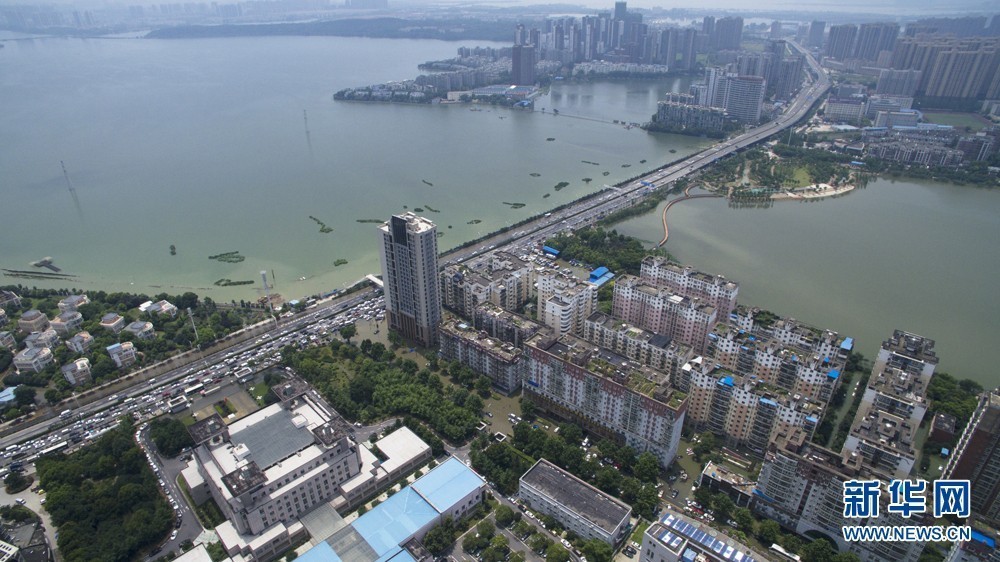 武汉市民坐铲车上班,一次10块,生意还很火爆……