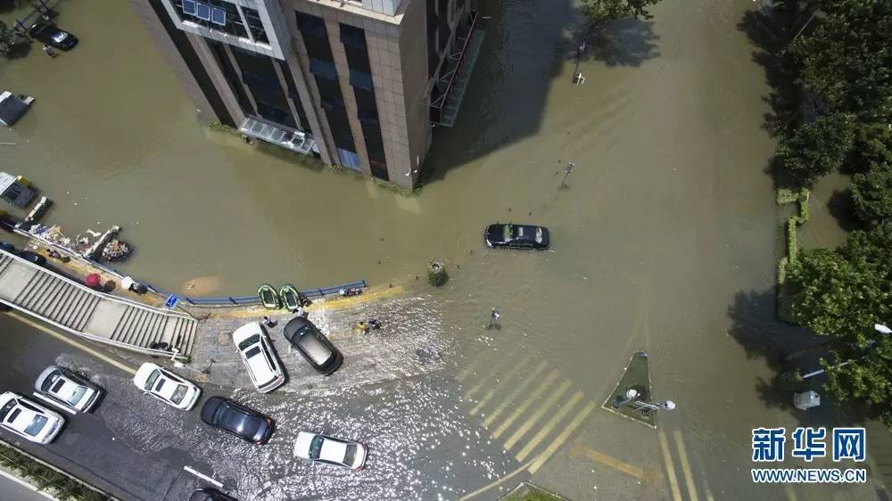 武汉市民坐铲车上班,一次10块,生意还很火爆……