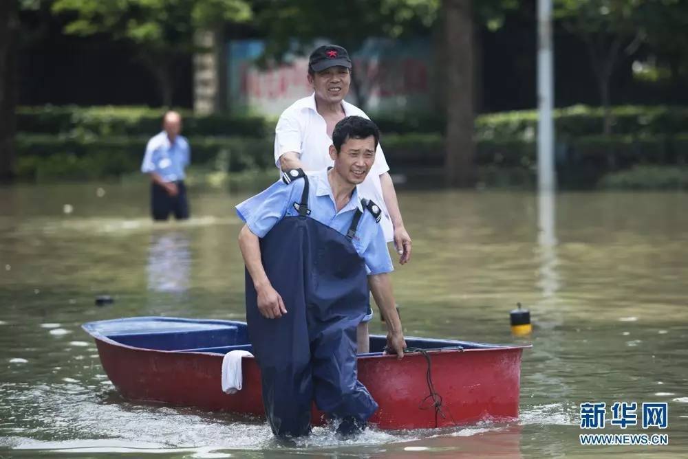 武汉市民坐铲车上班,一次10块,生意还很火爆……