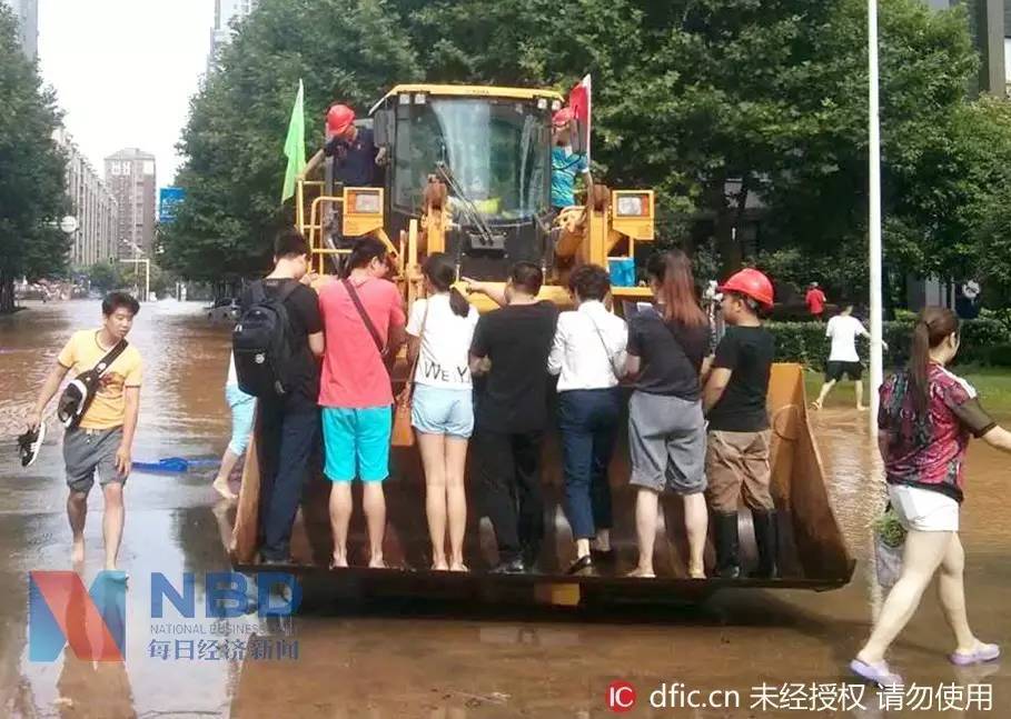 武汉市民坐铲车上班,一次10块,生意还很火爆……