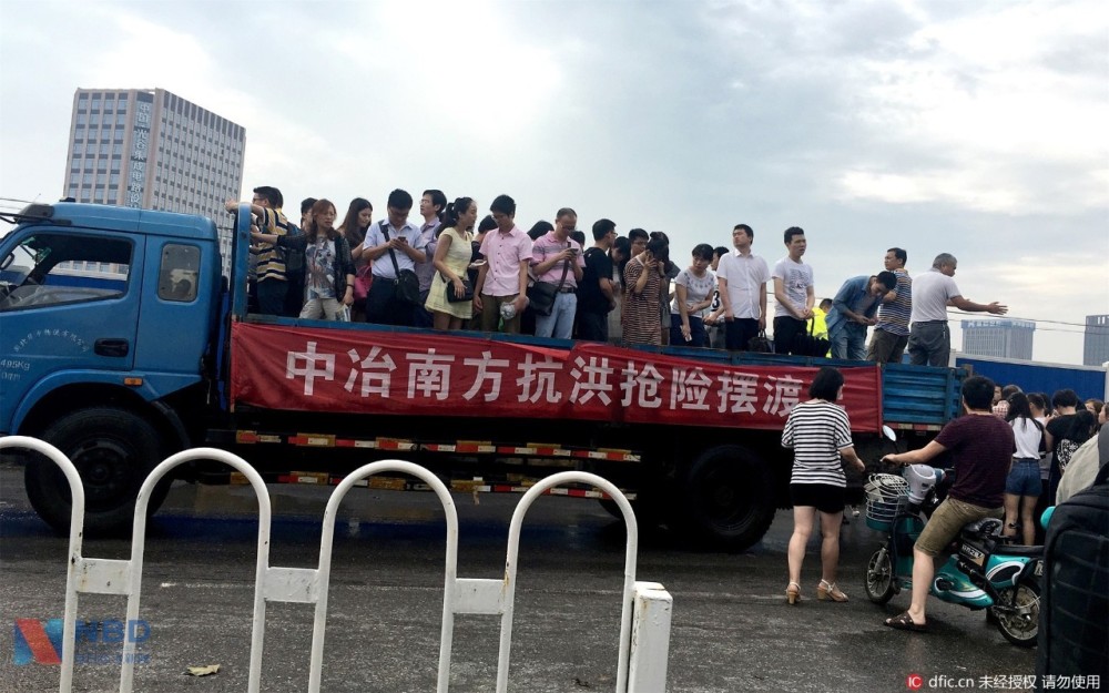 武汉市民坐铲车上班,一次10块,生意还很火爆……