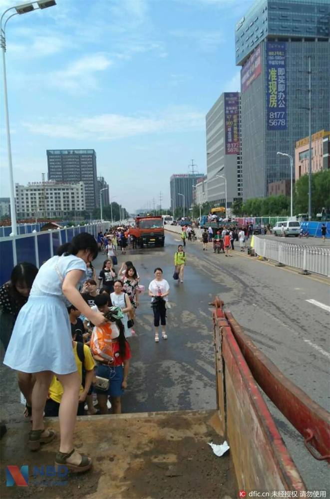 武汉市民坐铲车上班,一次10块,生意还很火爆……