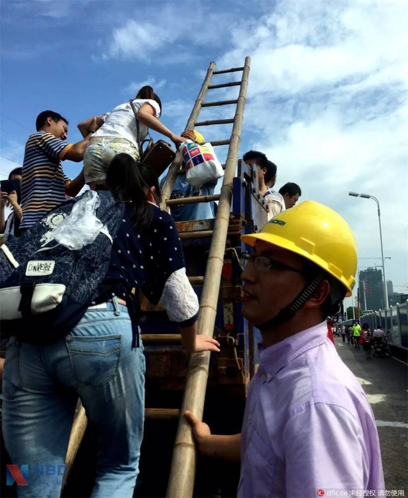 武汉市民坐铲车上班,一次10块,生意还很火爆……