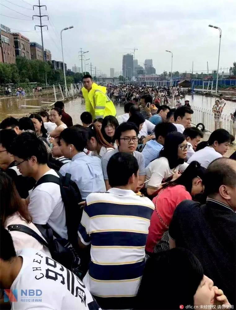武汉市民坐铲车上班,一次10块,生意还很火爆……