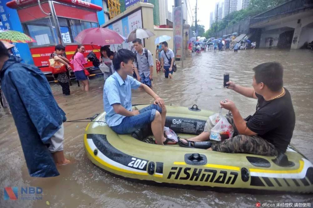 武汉市民坐铲车上班,一次10块,生意还很火爆……