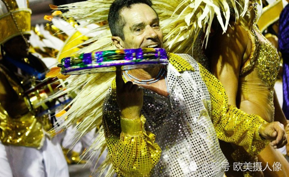 看巴西狂欢夜的美女如此疯狂,世界杯的足球宝