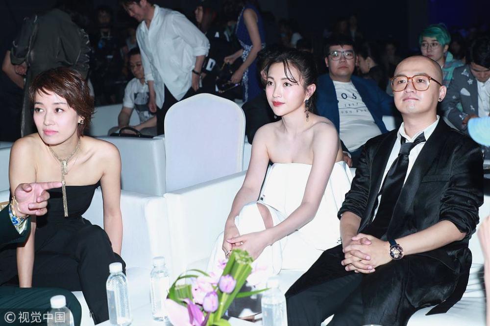 马伊璃露香肩与包贝尔夫妇热聊 袁咏仪张智霖