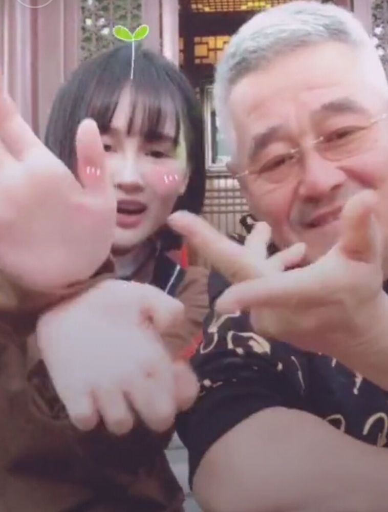 女儿球球为赵本山献唱《父亲》父亲节深表感恩,忘词尴尬看手机