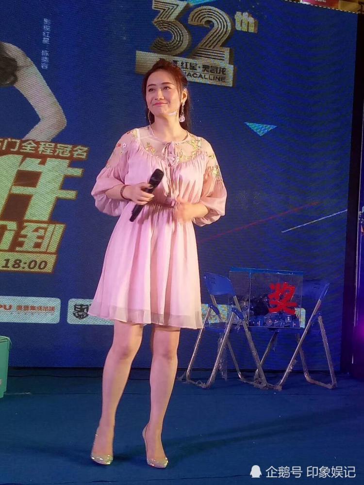 44岁陈德容一袭粉裙现身佛山捞金,看起来胖了