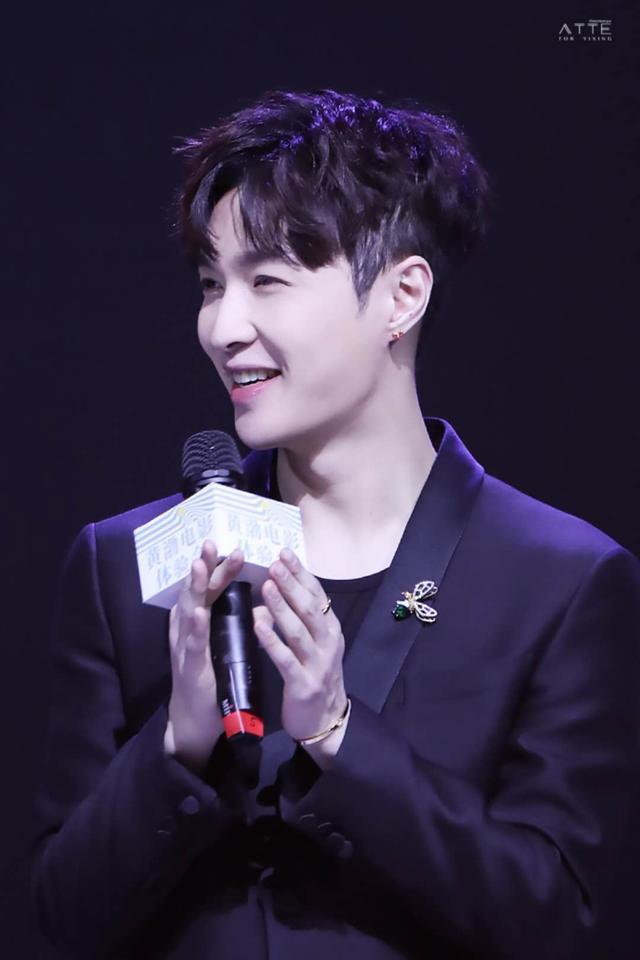 《极限挑战》:黄渤吃饭的一个小动作,张艺兴看