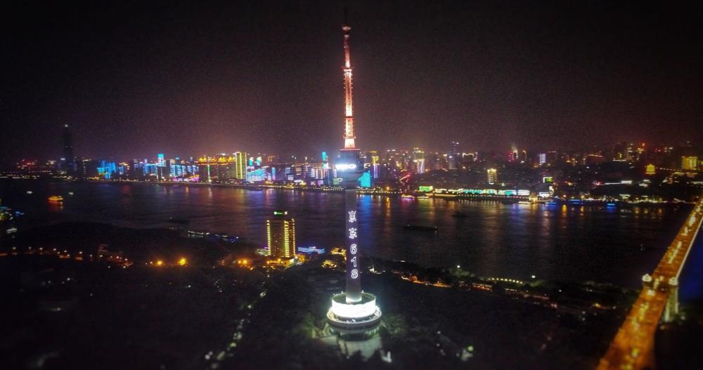 厉害了我的国现身武汉地标 点亮两江四岸天际