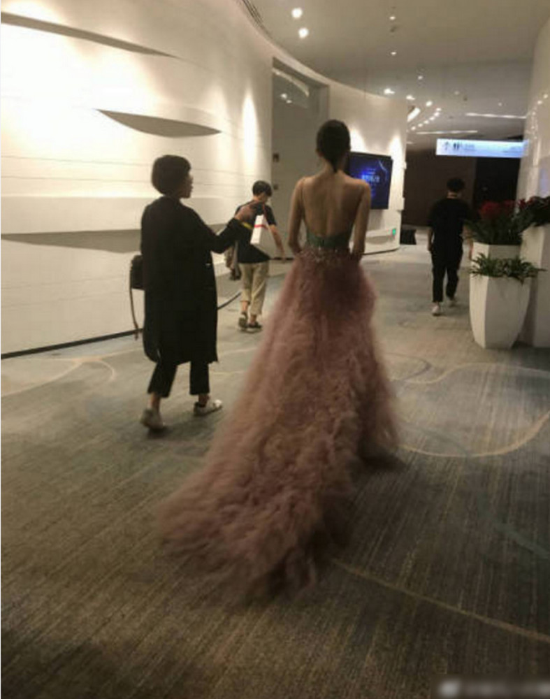 娜扎着大尺度露背装现身活动 无PS无滤镜下颜