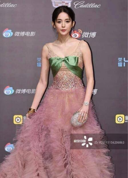 古力娜扎现身微博之夜红毯,视觉中国镜头的她状态怎么