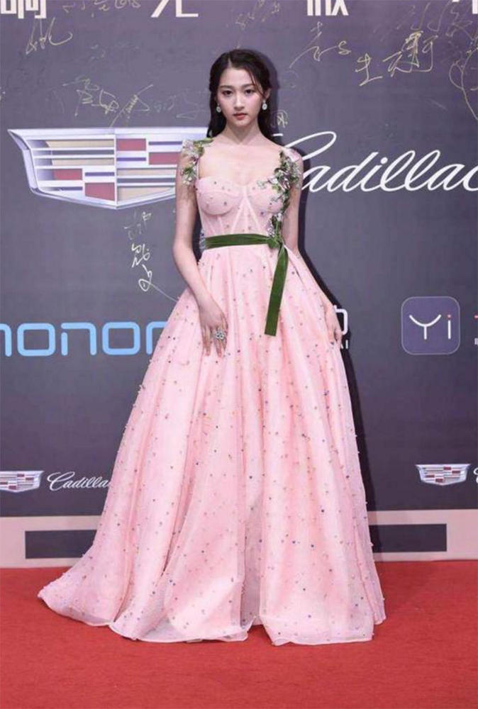 微博之夜众星云集,三个女星撞衫关晓彤成全场