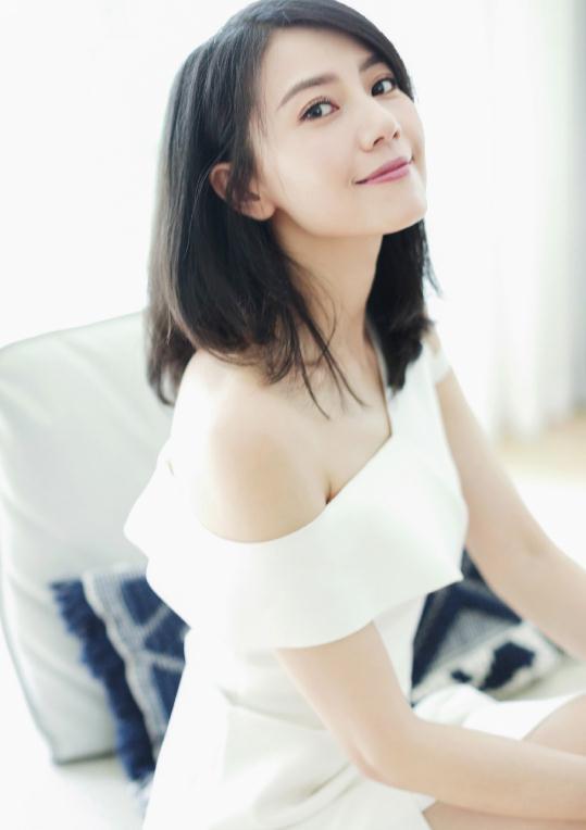 高圆圆美照,一袭白色露肩长裙美出了天际,网友:怪不得