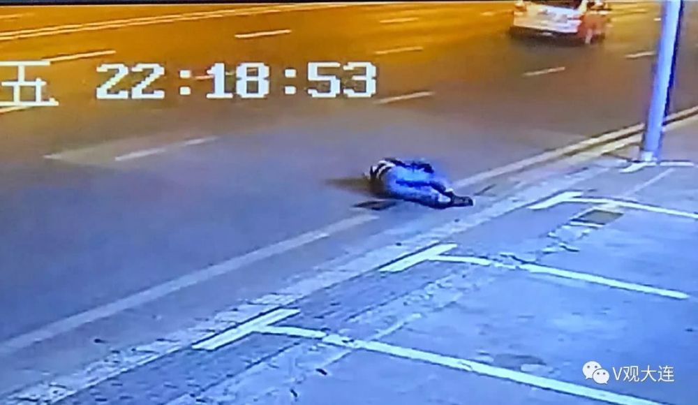 撞人逃逸又撞碎二百米长护栏!醉驾司机爆胎后