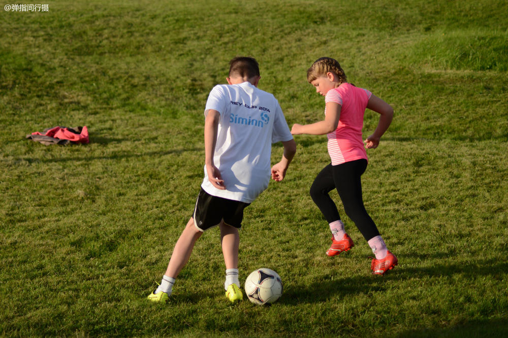 冰岛足球为何那么强?旅途中偶遇这群足球少年