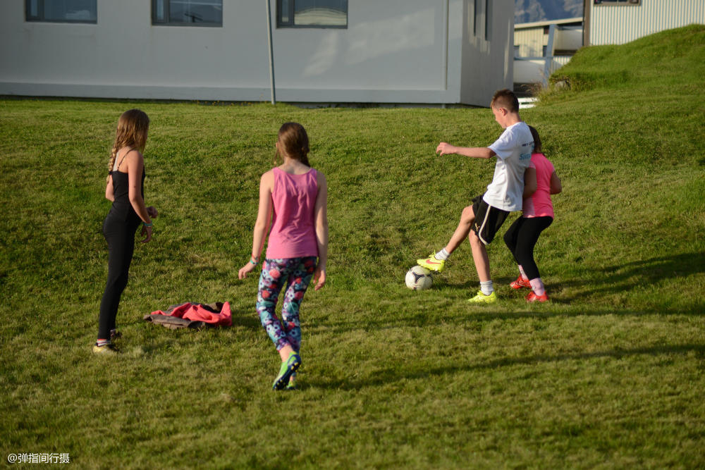 冰岛足球为何那么强?旅途中偶遇这群足球少年