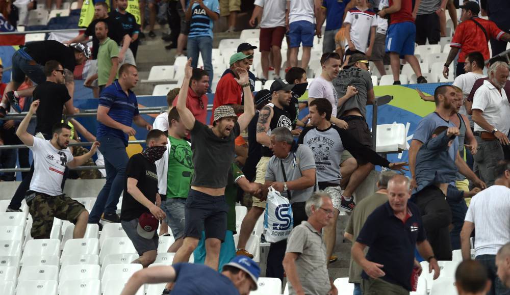 英媒:俄拟用消防飞机打击足球流氓 12吨水弹