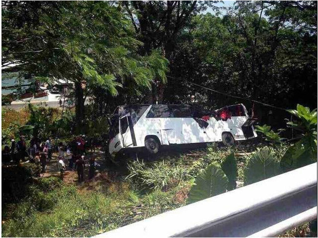 泰国旅游车坠崖3名中国人遇难