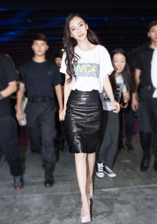 杨颖竟然玩起高跟鞋诱惑,尽显女人味,网友直呼:受不了