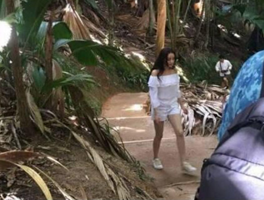 路人镜头下真实的迪丽热巴120斤视角,网友: