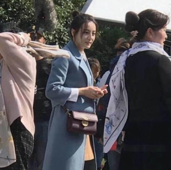 路人镜头下真实的迪丽热巴120斤视角,网友: