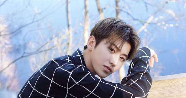 当红小鲜肉蔡徐坤,鞋带当做腰带用,帅的人是有