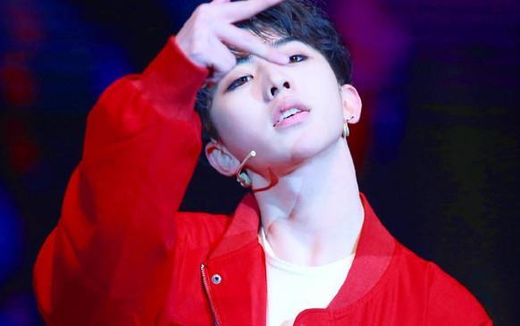 当红小鲜肉蔡徐坤,鞋带当做腰带用,帅的人是有