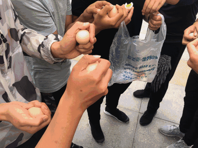 看场上风起云涌, 听耳畔欢声雷动, 任心田如醉如痴.