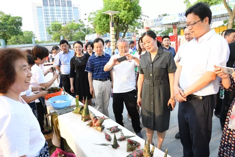 (市领导卜兴荣,孙冬梅率领市级各部门,各镇街区负责人来游园啦!