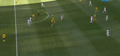 gif-韩国后场反击一条龙 孙兴慜险获单刀机会