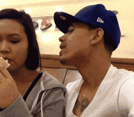 最近,有一对小情侣来深圳旅游 他们秀恩爱秀出新高度 让警察蜀黍都无