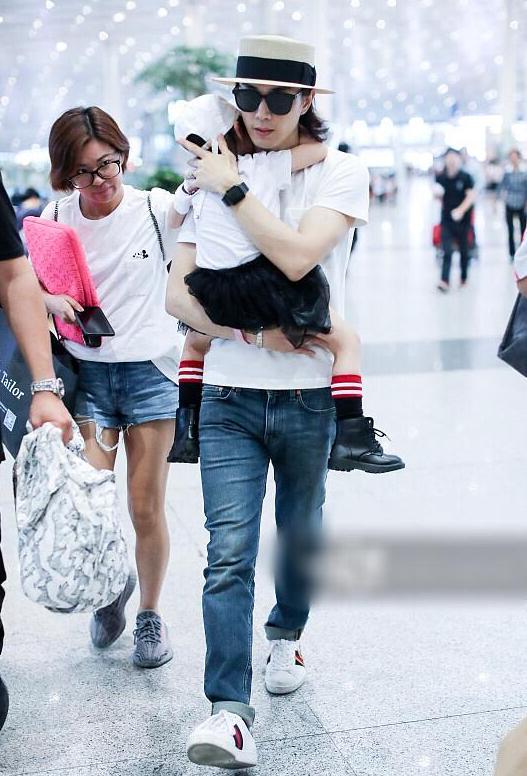 李承铉化身奶爸机场接戚薇,女儿lucky时髦像妈