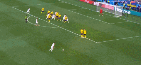 gif-韩国获得前场任意球良机 孙兴慜传中被破坏