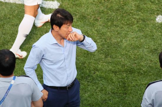 输给瑞典队后,韩国足球解说员称裁判打进了半