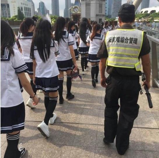 企鹅娘吐槽：水手服和女仆装哪个更萌呢？