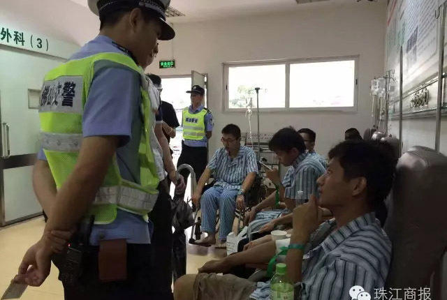 广东佛山载45名大学生大巴侧翻 2死9重伤