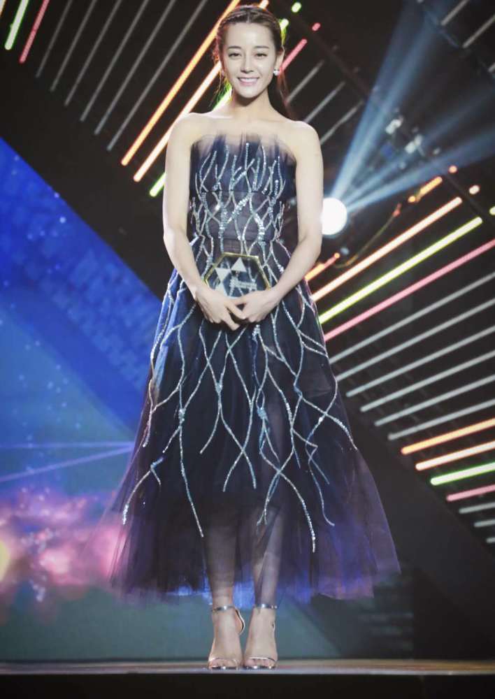 迪丽热巴PK赵丽颖黑纱裙,一个比心一个全程用