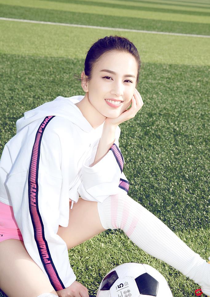 逆生长辣妈黄圣依应景世界杯变足球美少女 带