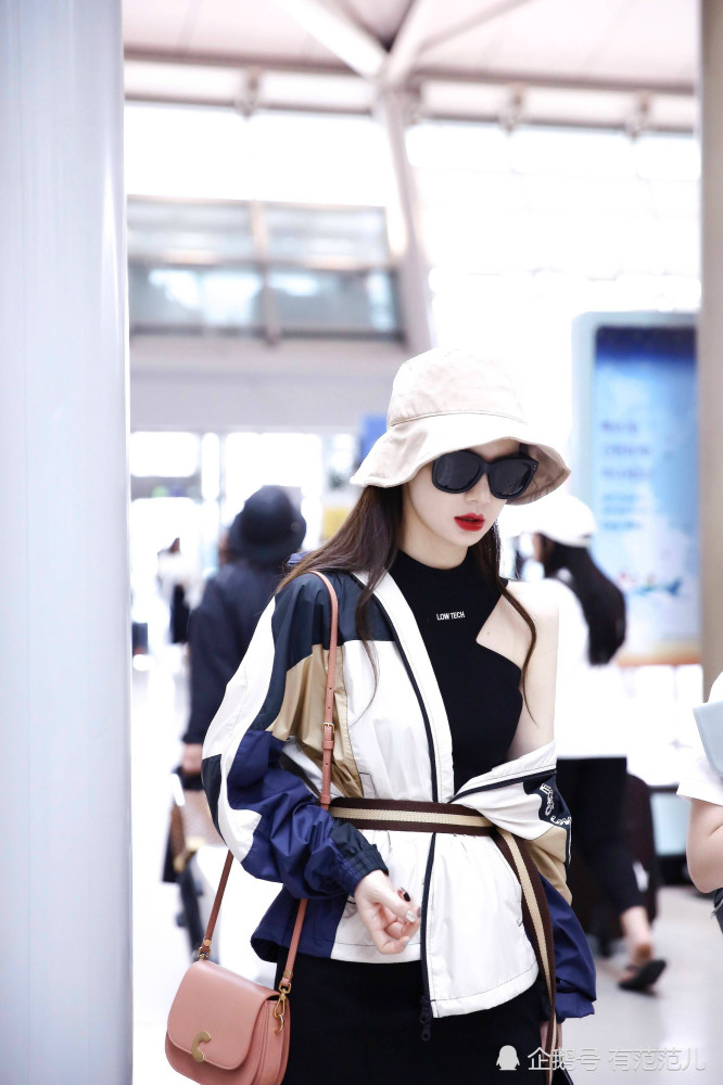 戚薇穿超短裙搭棉靴过夏,外套还故意扯下来,网