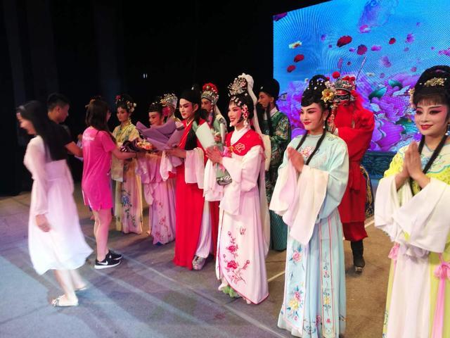 荆州花鼓戏焚香记唱响麻城现场座无虚席