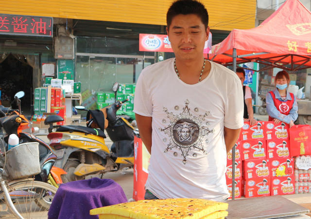 农村男子辞掉月薪上万工作,在老家街边卖烤饼