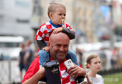 被爸妈带去看球!年龄最小球迷吸奶嘴造型超