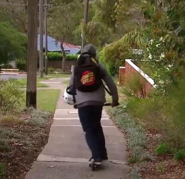 12岁男孩逃学去旅游,偷走妈妈的信用卡去了巴