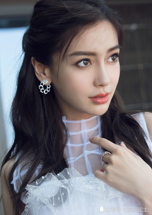 舞台上的angelababy美的如同仙女,路人镜头下,露出小肚子的她同样抢眼